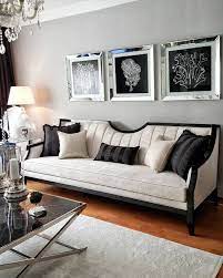 Salon dekorasyonunda köşe koltuk örnekleri çok gözde olan çok tercih edilen koltuk modellerinden olmaktadır. Yenilenen Bu Salonun Modern Klasik Tarzi Sofistike Bir Hissi Var Ev Gezmesi Oturma Odasi Dekorasyonu Oturma Odasi Tasarimlari Oturma Odasi Fikirleri