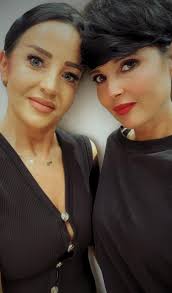 Na jesienną pogodę, gorąca czekolada. Komplet polskiej marki szyty od  40-50. Sprzedaż hurtowa i detaliczna. #garniturdamski #jesiennestylizacje  #czekolada #kobietasukcesu #kobietapoczterdziestce #kobieta #wesele  #plussize