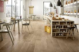 Baños con suelo imitacion madera. Ceramica