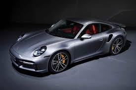 O modelo 911 cabriolet (992 series) é um carro do tipo cabrio produzido pelo fabricante porsche, com 2 portas e 4 lugares. 2021 Porsche 911 Turbo S Coupe Cabriolet Uncrate