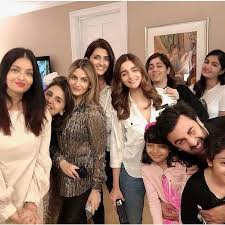 First look, stills, on the sets and wallpapers from bollywood movies. Aishwarya Rai Abhishek Bachchan Alia Bhatt Join Rishi Kapoor And Family For An Epic Group Picture Hungryboo Bollywood Celebrities Bollywood Actress Hot Photos Beautiful Indian Actress