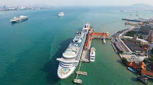 Perkhidmatan feri tersebut dikendalikan oleh suruhanjaya pelabuhan pulau pinang (dahulunya lembaga pelabuhan pulau pinang), melalui anak syarikatnya, penang port sdn bhd. Suruhanjaya Pelabuhan Pulau Pinang Swettenham Pier Cruise Terminal