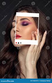 Kłamstwo I Inne życie W Mediach Społecznościowych. Dziewczyna Z Makijażem W  Ramce Fotograficznej I Bez Makijażu W Prawdziwym życiu Zdjęcie Stock