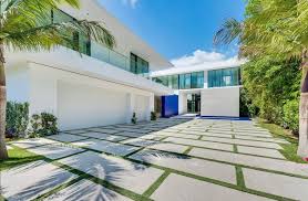 See Inside The Insanely Gorgeous Miami Villa Where The Rhony Ladies Vacationed Miami Houses Mansions For Sale Miami Beach