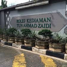 Kolej ini terletak berhampiran dengan kolej bunga raya, kolej cempaka dan kompleks sukan. Photos At 10th Residential College University Of Malaya Lingkungan Budi