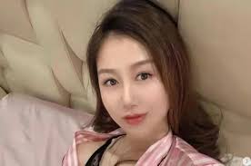 Chồng cũ Chương Tử Di có tình mới sau chưa đầy 3 tháng ly hôn, đàng gái  đáng tuổi con?