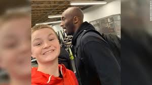 …a quienes entregué a satanás, para que aprendan a no blasfemar. Esta Selfie Tomada Por Un Fanatico Podria Ser La Ultima Foto De Kobe Bryant Cnn