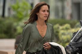Dans plan b, la nouvelle fiction de tf1 diffusée ce lundi 17 mai, julie de bona incarne florence, une animatrice radio à succès dont la vie bascule le jour où sa fille de 16 ans se suicide. Jtyo0uvqz3wfim