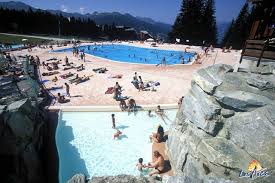 La Piscine Avec Ses Deux Bassins Les Locaux Disposent Egalement D Une Salle De Musculation Photo De Les Arcs En Ete Les Arcs Location Appartement Arc 1800