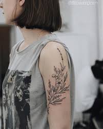 Botanical Floral Tattoo With Long Delicate Leaves I Love How This Wraps Around Her Upper Arm Tattoos Ink Tattoo Trendy Tattoos