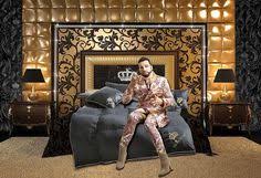 Die neue glööckler designs for duni kollektion von harald glööckler sorgt mit ihrem pompösen look nun auch für royales flair auf den esstischen und verwandelt jede wohnung in. Harald Gloockler