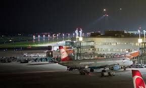 Maybe you would like to learn more about one of these? Dusseldorf Flughafen Bei Nacht Foto Bild Luftfahrt Verkehr Fahrzeuge Dusseldorf Airport Bilder Auf Fotocommunity
