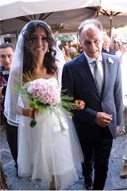 Gli sposi, 51 anni lei, 42 lui, sono insieme da tre anni e hanno scelto monopoli, nella splendida puglia, come location del loro wedding day. Le Spose Vip Chic Del 2014 Spose Abiti Da Sposa E Foto Di Matrimoni