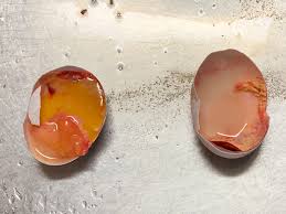 芳賀セブン＠おはよう、お兄ちゃん(無職) on X: 【観覧注意？】 昨日から俺んちの卵の様子がおかしい。  パックの半分近くはこの変色したグチャグチャの中身なんだよな… 毒毒しくて気持ち悪い。鳥肌立った。白身の部分は水っぽくて割った瞬間ビチャビチャ出てくる感じ  ...