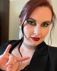 Amber Wallace's Instagram, Twitter & Facebook