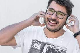 Θετικός στον κορωναϊό ο δημοσιογράφος λάμπρος κωνσταντάρας. O Lampros Kwnstantaras Diabazei Biblio Toy Patera Toy Dhmhtrh Thn Wra Poy Kolympaei Fwto Eirinika Gr