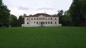 Săvârșin castle is a large country house situated in săvârșin park, a 6.5 hectare private estate that was owned by king michael i of romania in săvârșin, arad county, romania. Inceputul Verii La Castelul Regal SÄvarÈin Youtube