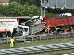 E' di un ferito in gravi condizioni il bilancio dell'incidente stradale avvenuto intorno alle 12,30 del 1 marzo lungo il tratto piacentino dell'autostrada a21, sul a bordo anche il marito (alla guida) e una bambina di pochi mesi: Maxi Tamponamento In A21 In Prossimita Del Cantiere Sul Viadotto Due Feriti Gravi Cremonaoggi