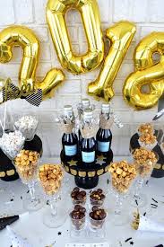 New Year S Eve Party Table Ideas That Are Festive And Easy New Year S Eve Party Themes New Years Eve Snacks New Years Eve Decorations