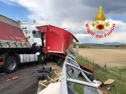 Due persone sono state stabilizzate dal personale sanitario una persona è morta e due sono rimaste ferite in uno scontro tra un'auto e un camion sul passante dell'autostrada a4 al km 401. A4 Due Incidenti Tra Sirmione E Desenzano Viabilita In Tilt Quibrescia