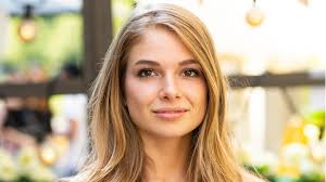 Zunächst modelte sie für die werbeagentur des vaters einer freundin. Lola Weippert Moderatorin Heiratete Fremden Mann Nach Funf Tagen Gala De