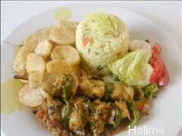 Recette De Brochette De Poisson Accompagne De Frit De Pomme De Terre Et Riz Aux Legumes Propose Par Brochette De Poisson Recette Brochette Recettes Africaines