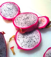 Dragonfruit Amazing Color On This Fruit The Pink Is So Vibrant It Amazes Me That It Exists In Nature Tastes Like A Mild Ki Dragon Fruit Fruit Tacos Y Mas
