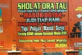 Di awal video, seorang di antara mereka mengucapkan kata action yang kemudian diikuti gerakan mengatupkan kedua telapak tangan di depan dada oleh seluruh yang ada dalam video. Bijak Tanpa Menggurui 7 Quotes Truk Ini Kocak Abis