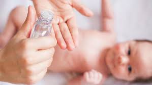 Minyak telon yang dapat melindungi si kecil dari gigitan nyamuk dan serangga hingga 8 jam. Yang Perlu Bunda Tahu Soal Penggunaan Minyak Telon Untuk Anak