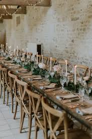 Il photographie également chacun des invités afin de tous les mettre en valeur, et cela dans n'importe quel lieu civil ou religieux. Mariage Dans Une Grange Une Deco Rustique Chic Avec Des Tables Et Des Chaises En Bois B Table Mariage Nature Deco Mariage Rustique Deco Mariage Campagne Chic