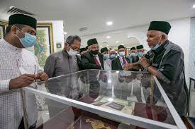 Kajian ini menganalisa beberapa keputusan hukum hasil muzakarah jawatankuasa fatwa majlis kebangsaan oleh jabatan kemajuan ugama malaysia di dalam aspek muamalat dan ekonomi. Lawatan Jawatankuasa Muzakarah Majlis Kebangsaan Hal Ehwal Ugama Islam Malaysia Jawatankuasa Fatwa Seluruh Malaysia