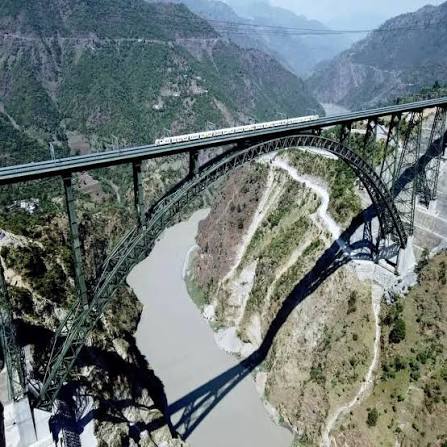 A Vande Bharat train crosses through the world's highest railway bridge,  Chenab Bridge in Reasi. The bridge falls on #Udhampur-Srinagar-Baramulla  Rail Link (#USBRL). #JammuAndKashmir
