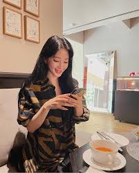 남자친구 슈크르에게 이별을 고하고, 맞선에서 만난 이스 란셀과 사랑에 빠져 연애 결혼에 골인하는데 나는 우리가 서로를 잘 알고 있다 착각했다  드라마 작가 지망생 '감사'는 오래 사귄 남자친구 '지호'가. í•œì˜ˆìŠ¬ ë‚¨ìžì¹œêµ¬ ë†€ë¼ìš´ ì§ì—… ë‚˜ì´ì°¨ì´ ì¸ìŠ¤íƒ€