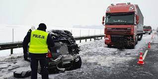 Do tragicznego wypadku doszło na trasie s8 przed godziną 14.00, mniej więcej na wysokości miejsca, w którym trasa przebiega pod wiaduktem . Wypadek Na S8 Dwie Osoby Trafily Do Szpitala Radio Ziemi Wielunskiej