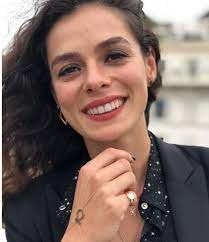 Non - Si chiama Özge Özpirinçci 🥰 la nostra bravissima attrice che recita  il ruolo di Bahar in la forza di una donna 😘 per me lei è stata una grande  rivelazione