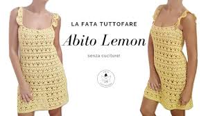 È una donna forte, che sa quello che vuole, ma come tutte le donne forti ha le sue debolezze e le sue incertezze da cui non si lascia abbattere, anzi prova ad usarle come stimolo per e così eccomi oggi a presentarti gelsomina, nel suo nuovo vestito all'uncinetto creato apposta per lei… o forse no! Tutorial Abitino Lemon All Uncinetto Abito A Trapezio La Fatatuttofare Youtube
