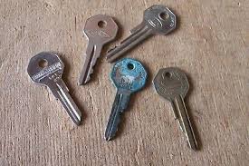 While a single key can sell for as much as $1,000, most keys usually sell for less than $10 and many go for $1 or less when sold in bulk, according to genie taylor of g. 100 Mixed Key Lot Of Used Old Keys From House Car Mailbox Lock Unique Art Crafts 15 61 Picclick