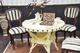 غرف مصنوعة بالكامل من الشوكولاتة  - room made of chocolate 