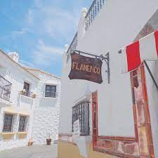 フォトジェニック インスタ映え 街並み ホワイトモダン デートスポット 散歩 優雅 女子旅 青空 海外 フォトロード のんびり 静かな暮らし 落ち着く 穏やか 北欧風 柔らかい 白い街並み ゆったりした時間 映画の世界 歩きたい街並み オシャレ 白黒