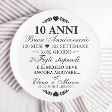 Prima di far personalizzare un regalo per l'anniversario di matrimonio, potrebbe interessarti sapere come si chiamano le nozze dei vari anni, che in genere sono associate a una pietra o a un altro materiale Piatto In Ceramica Personalizzato Con La Vostra Storia D Amore Idea Regalo Anniversario Olalla