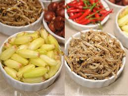 The simple version only employ cabe rawit chilli, crushed fried peanuts and water. Sambal Hitam Pahang Travellingfoodies