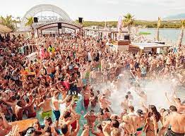 During the day you can of course enjoy the beach, lying on the deck chairs with a cocktail in the hand… Zrce Festivals Kroatien Novalja Ruf Jugendreisen