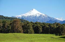 Extremely popular both with chileans and foreigners for its nightlife and the beautiful views of volcan villarrica. Que Ver Y Hacer En Pucon Chile