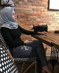 Cat dengan elastisitas yang baik mampu membantu menutup timbulnya retakan rambut. Anidahuzria14 Di Instagram Tb Lfl Lb Remajaaceh Dewiremaja Love Beautiful Arab Women Hijab Jeans Arab Women