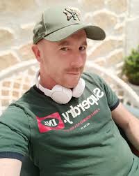 ADRIAN e DJ RAMEZZ tornano con HIGH IN THE SKY