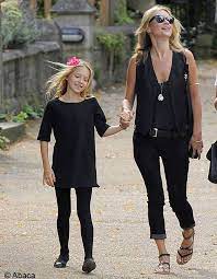 Lila Grace La Fille De Kate Moss Stars A Qui Est Cet Enfant Elle Tenue Noire Idees De Mode Kate Moss