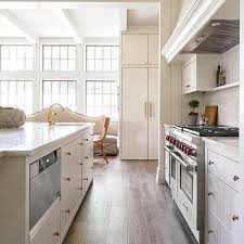 Whether you're deciding to ditch your colored cabinets or you're trying to come up with ideas to spruce up. Off White Plank Kitchen Cabinets Design Ideas