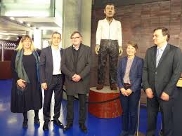 Deutsche Bank Artmag 96 News Das Mannle Ist Zuruck Stephan Balkenhol Skulptur Wieder Aufgestellt