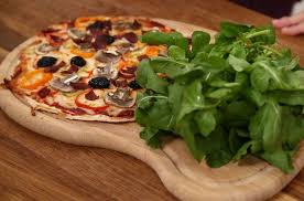 .i̇talyan pizzası tadında pizza hamuru nasıl yapılır? sorusunun cevabı olan mayalı pizza hamuru tarifi bizden, malzemeleri seçmek sizden. Ev Yapimi Pizza Tarifi Pizza Hamuru Ve Karisik Pizza Nasil Yapilir Kolay Pizza Yapimi Ve Kalorisi