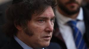 La imagen de Milei cayó tres puntos tras el caso Spagnuolo, según una  consultora